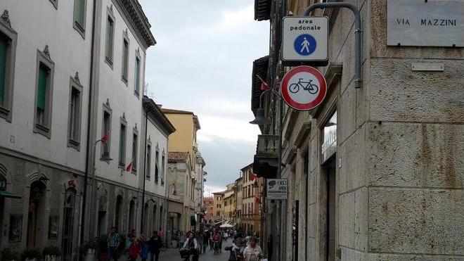 Rischia la multa chi va in bici nel corso