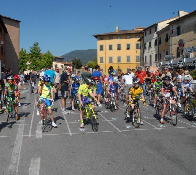 Piccoli ciclisti si sfidano lungo un circuito a San Vito 