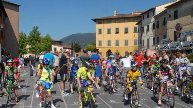 Piccoli ciclisti si sfidano lungo un circuito a San Vito