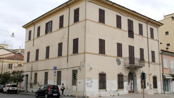 In strada contro la vendita della caserma