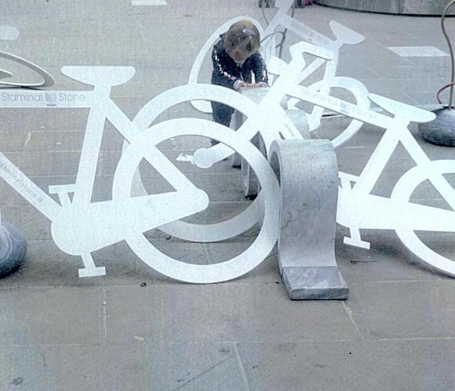 Quelle bici in mostra adesso sono diventate un pericolo