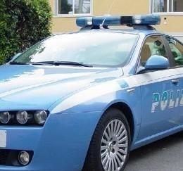 Agente in libera uscita blocca la strada e fa arrestare i ladri