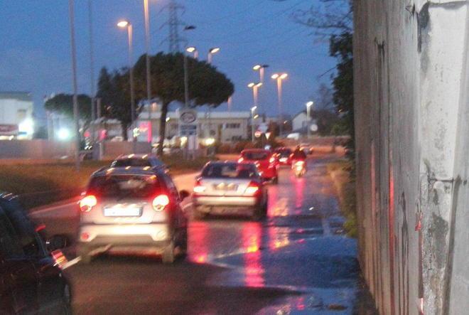 Pioggia intensa, sei auto bloccate e infiltrazioni in centro