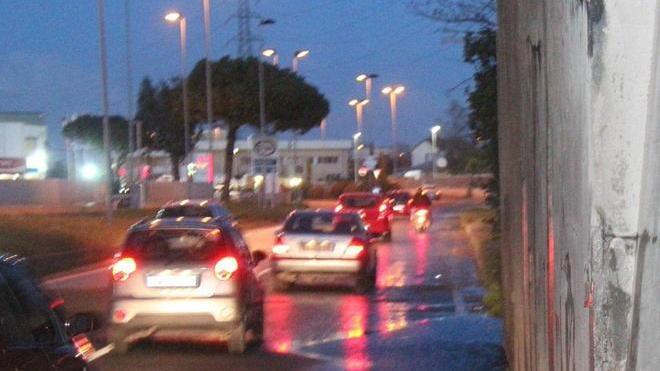 Pioggia intensa, sei auto bloccate e infiltrazioni in centro