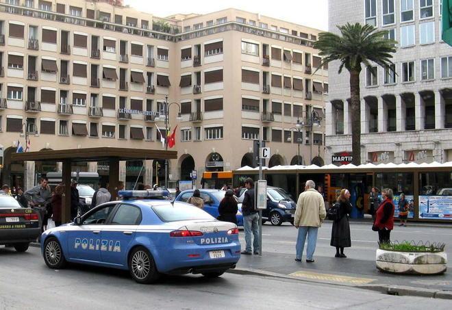 Baby gang: «Paga se rivuoi il telefono» 