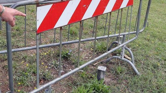 Discarica di siringhe usate nel parco vicino alle scuole
