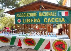 Scritte offensive sui muri, esposto di Libera Caccia 