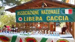 Scritte offensive sui muri, esposto di Libera Caccia