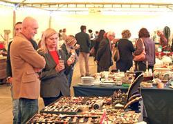Mercato antiquario ma salta (di nuovo) lo “shopping day”