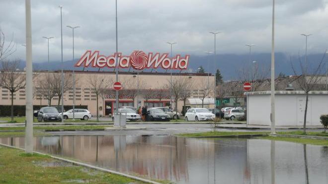 Picchiato davanti ai figli nel parcheggio di Mediaworld
