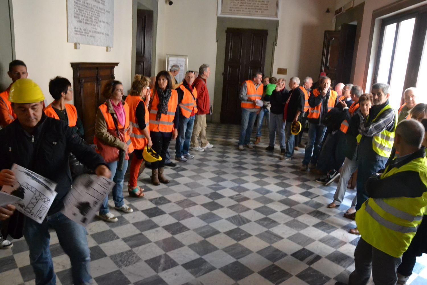 I residenti di Salviano 2, vestiti da operai, manifestano in Comune 