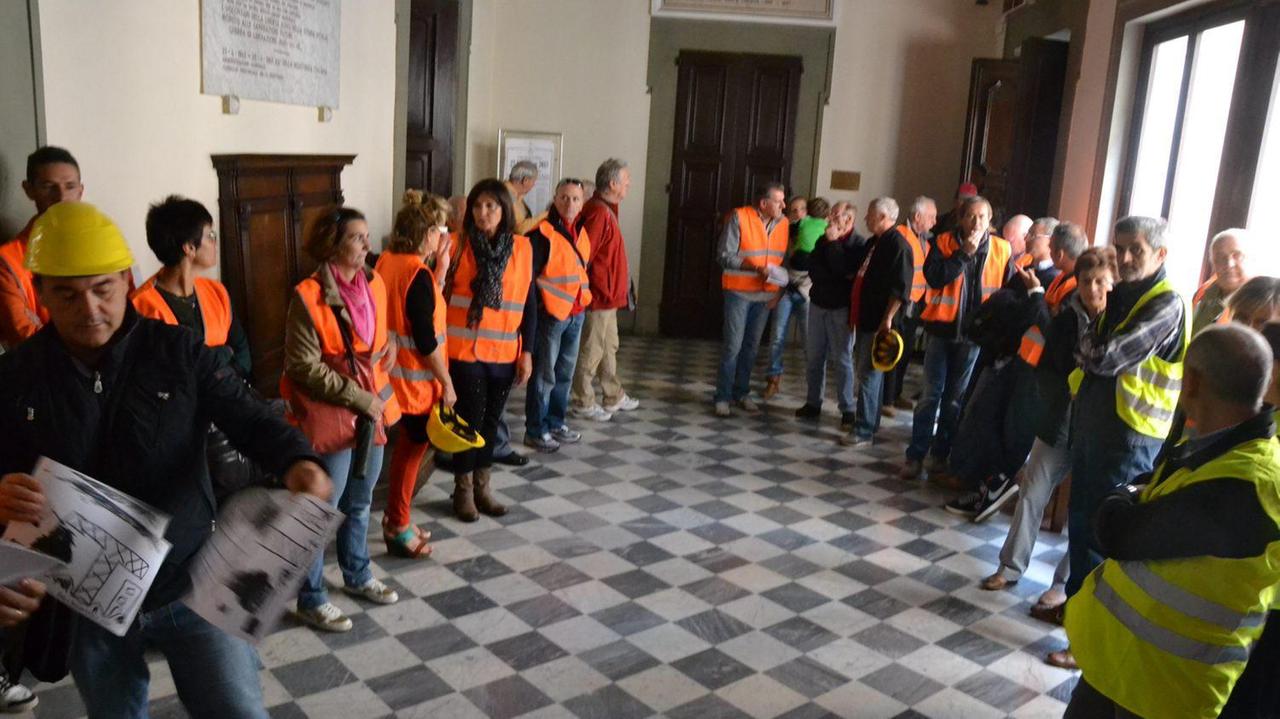 I residenti di Salviano 2, vestiti da operai, manifestano in Comune