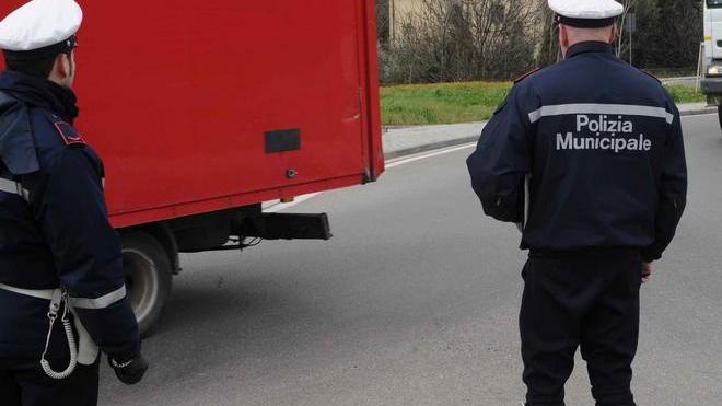 Otto multe a bus e autoarticolati durante i controlli dei vigili urbani