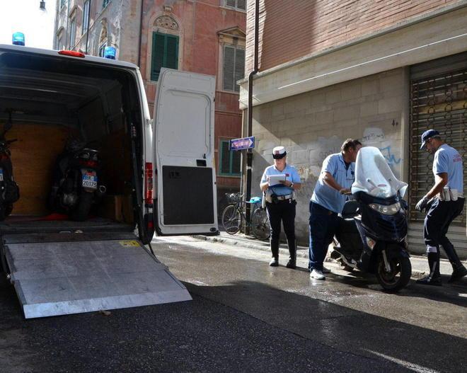 Con "tiriamo a lucido il cuore della città" rimosse 304 biciclette e 71 tra motorini e scooter abbandonati  