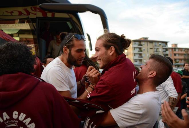 L’abbraccio dei tifosi ai loro beniamini al ritorno in città 