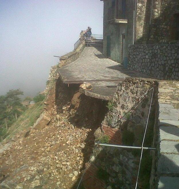 Crollano le mura a Cana pietre su 2 case e un’auto 