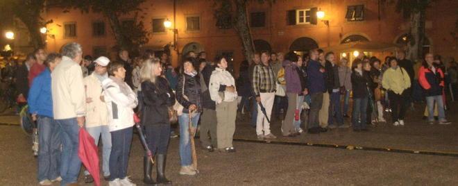 In fila per le visite guidate proposte da Lucca Insolita 