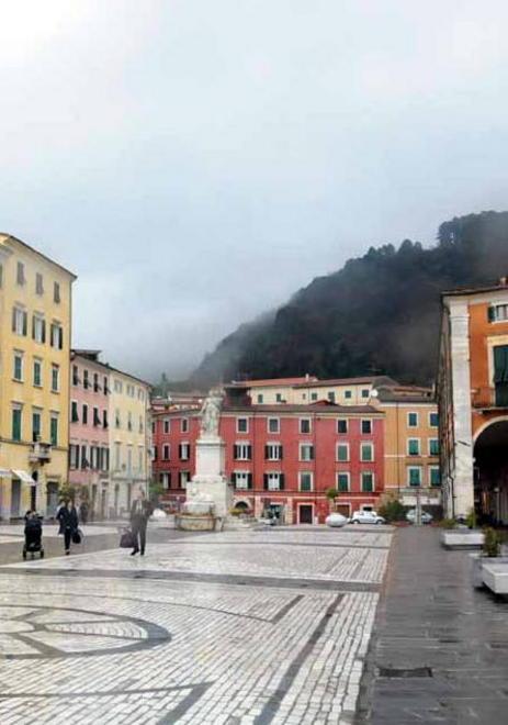 Shopping anche la domenica: Carrara dice “no” 