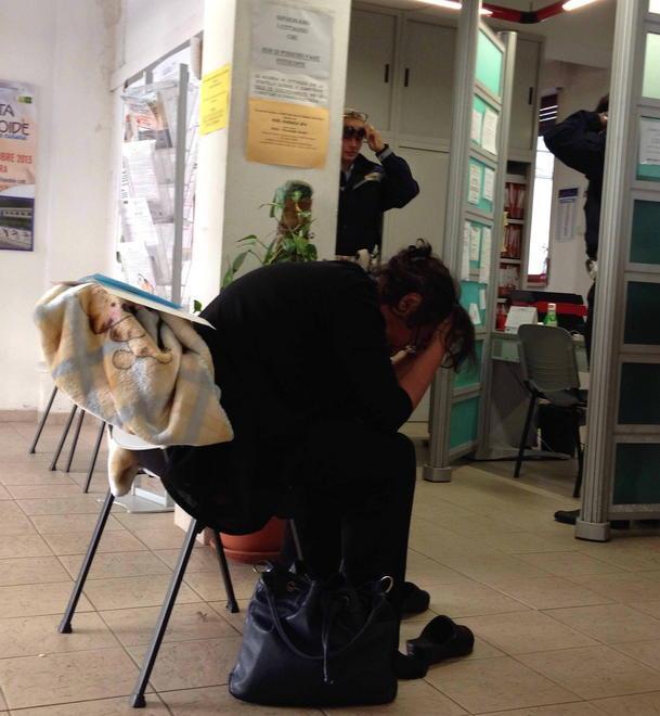 Sfrattata, minaccia di restare in municipio insieme al bimbo