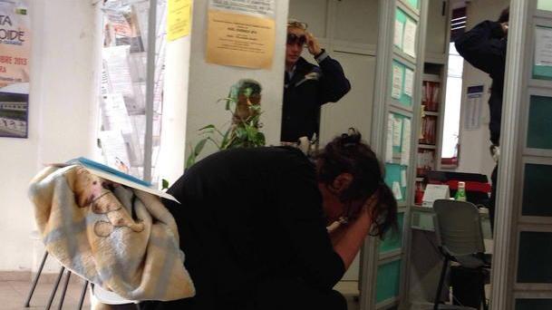 Sfrattata, minaccia di restare in municipio insieme al bimbo