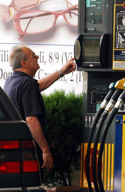 Aumenta l’Iva ma la benzina va giù 