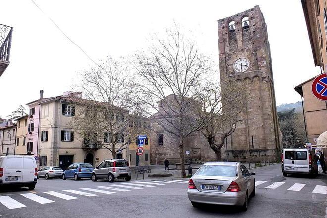 Colonnini per terra soste selvagge e vie che si allagano 