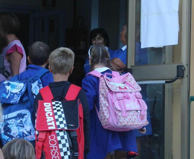 Una parte della spesa donata alle scuole 
