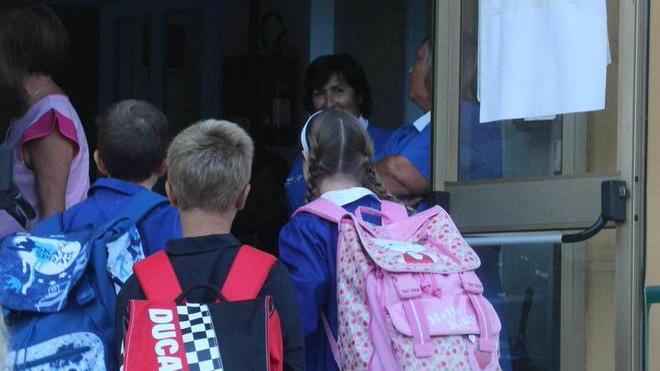 Una parte della spesa donata alle scuole