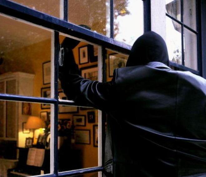 Ladri acrobati svuotano la casa degli sposini 