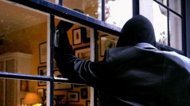 Ladri acrobati svuotano la casa degli sposini