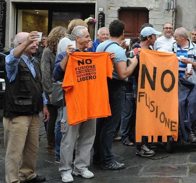 È un plebiscito, salta la fusione Esulta il popolo degli arancioni 