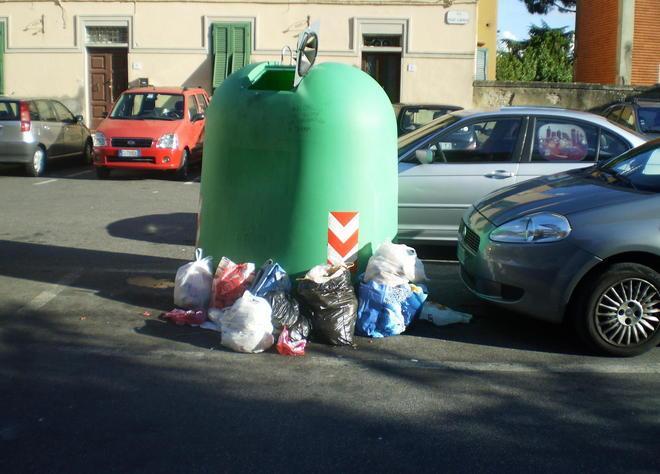 Abbandonati sacchetti di rifiuti 