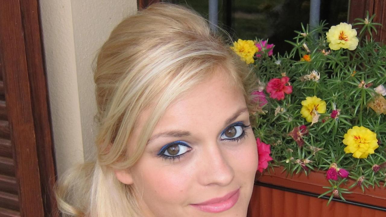 Alice fa l’inviata della Disney e trucca le modelle in passerella