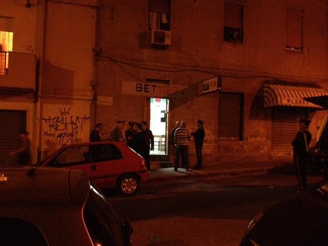 Cagliari, gestore agenzia scommesse ucciso da figlio “dimenticato” 