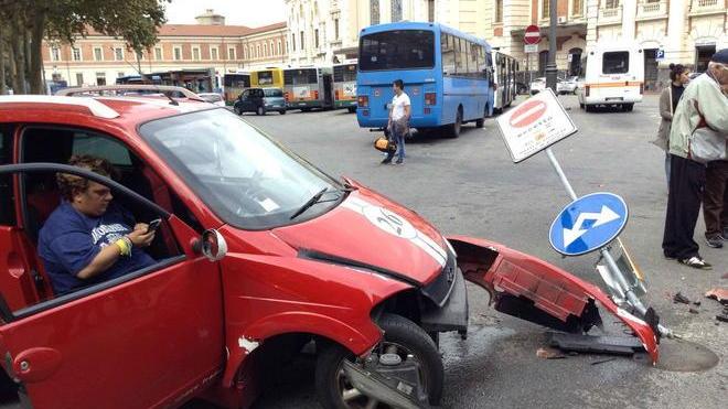 Un palo della segnaletica troppo ingombrante, nuovo incidente