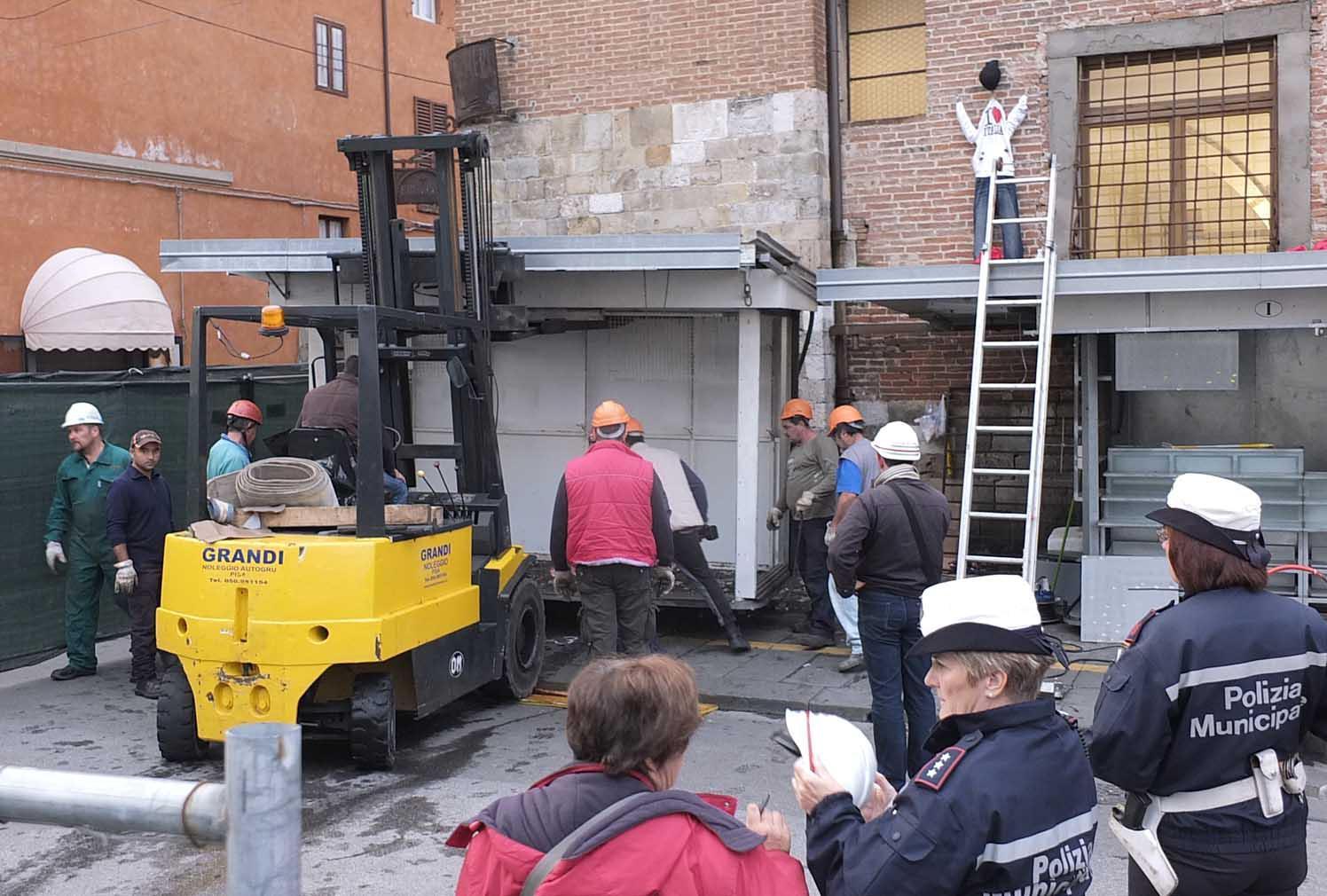 Piazza dei Miracoli, rimossa anche l'ultima bancarella