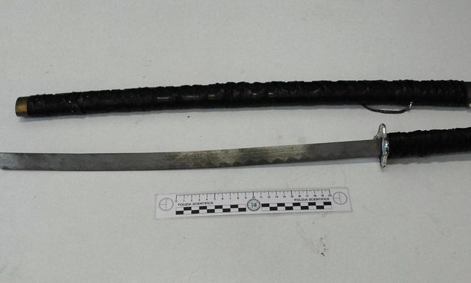 Ubriaco e con una katana nell’auto