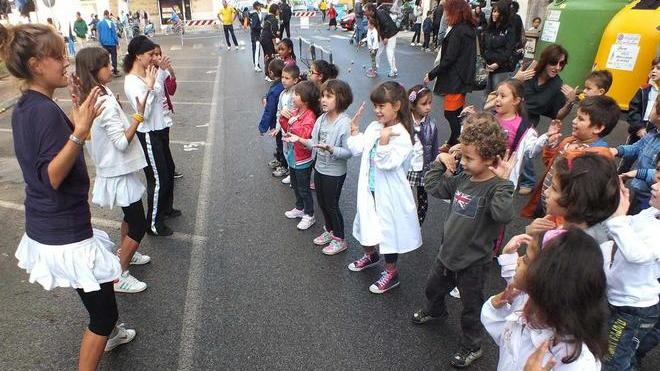Una mattina sportiva di sole e divertimento in piazza Costituzione