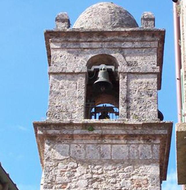 Dopo il fulmine campanile a rischio Famiglia evacuata 