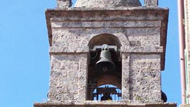 Dopo il fulmine campanile a rischio Famiglia evacuata