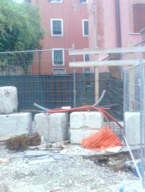 Disagi per i lavori e ora anche la strada al buio