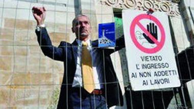 Chiesa nel degrado, scrittore in gabbia per protesta
