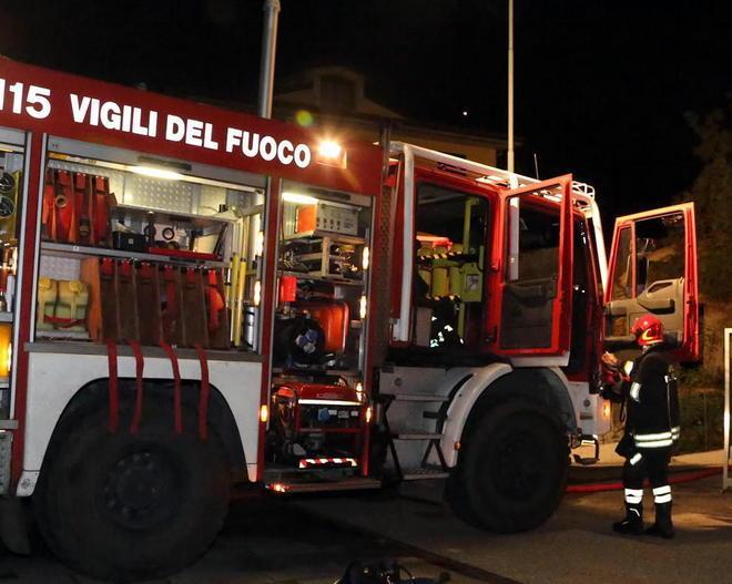 Va a fuoco una cucina sul terrazzo di una casa 