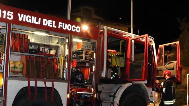 Va a fuoco una cucina sul terrazzo di una casa