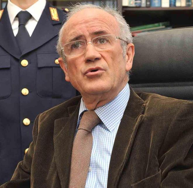 «Mi palpò il sedere davanti alla cattedra» Prof sotto processo 
