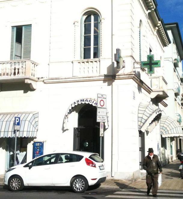 Furto di creme cosmetiche alla Farmacia Internazionale