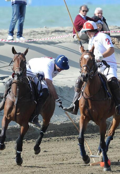 A cavallo sulla spiaggia: al via la Polo Beach Cup 
