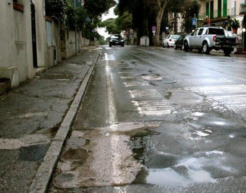 Con la pioggia strade dissestate 