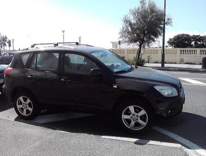 Il vizietto del Suv parcheggio in divieto sul viale Italia 