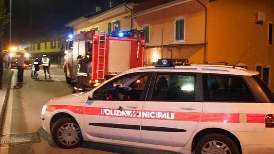 Incidente in via Grotta Giusti, auto contro le case